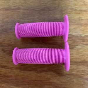 BICYCLE PINK GRIPS FITS SCHWINN LIL CHIK STINGRAY HUFFY MURRAY GIRLS OTHERS NEW - Picture 1 of 5