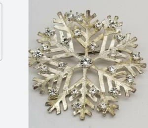 Silvertone Snowflake Brooch Pin Rhinestone NWT - Picture 1 of 3