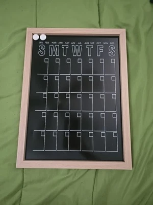 Calendário suspenso mensal preto com dias da semana e ímãs - Imagem 1 de 2