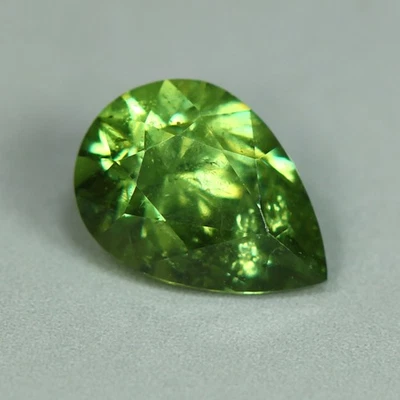 0,94 quilates_Gran corte diamante pera_100 % granate demantoide verde natural_Namibia Foto 1 de 4