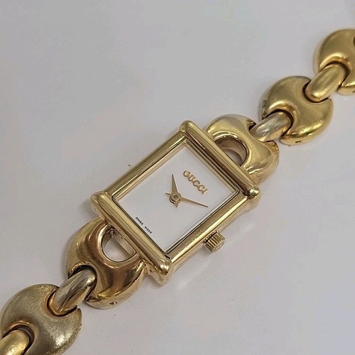 Autentica donna Gucci 1800L.2 tono oro funzionante quadrante bianco adatta fino a 6 75" chic