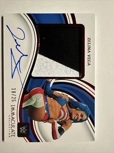 2023 WWE Unbefleckte Zelina Vega Rot Premium Erinnerungsstücke Patch Relikt Auto #18/25 - Bild 1 von 6
