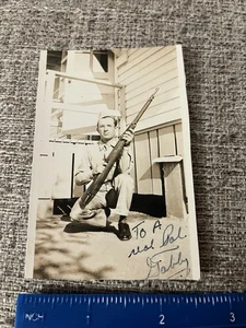 WWII US Army Photo Soldier Poses With Rifle Note 1942 Verso - Picture 1 of 3