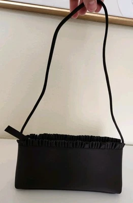 Винтажная маленькая черная вечерняя наплечная сумка на молнии с оборками сверху - Изображение 1 из 4