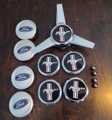 Tampas centrais aro de roda para Mustang GT Bullitt Running Horse/Ford emblema usado - Imagem 1 de 4