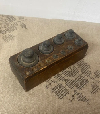 Ancienne boîte avec des poids de balance ⚖️ manque juste les 3 plus petit ⭐️ - Photo 1/4
