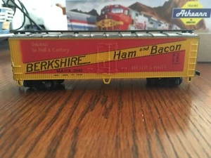 HO, Lot of 2 Billboard Wood & Metal Box Cars. Great Condition - Picture 1 of 10