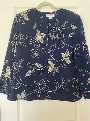 Blazer Alfred Dunner Petite Talla 14 Azul Marino Con Diseño Floral Beige En muy buena condición Foto 1 de 3