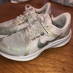 Nike Quest 4 Premium Damen-Laufschuh Größe 7,5 kaum rosa Farbe mittlere Weite - Bild 1 von 9