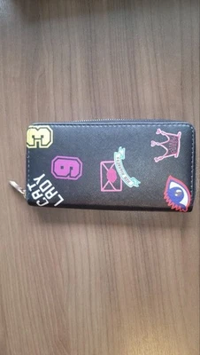 Cartera Betsey Johnson negra con cremallera y parches divertidos Foto 1 de 4