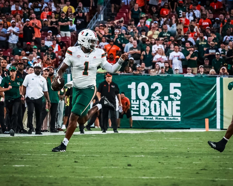 Cam Ward Running Point Miami Hurricanes 8x10 NCAA Football Photo - Image 1 of 1