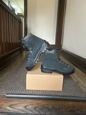 Vasque Mountaineering boots mens 9 - Image 1 of 4