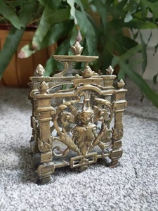 Hermoso antiguo victoriano ornamentado latón estante para letras con motivo alrededor de 1890 - Imagen 1 de 5