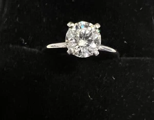 Diamond Engagement Ring. Round Brilliant Cut Diamond. Platinum Tiffany Mounting. - Picture 1 of 9