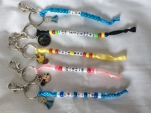 Personalisierte Schulbeutelschilder/Schlüsselanhänger (Frozen/Minnie/Avengers/Tink/Prinzessin) - Bild 1 von 4