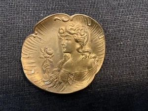 ¿Dama grande antigua Art Nouveau/Deco de latón? Broche prendedor ovalado en muy buena condición - Imagen 1 de 4