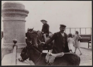 ISLE OF WIGHT old photo The donkey man, Sandown seafront 1913 - Picture 1 of 1