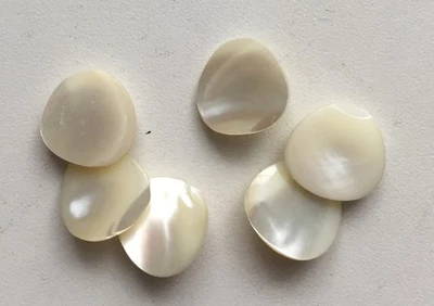 Perlmuttknöpfe: 6 weiße, dreieckige Knöpfe, 24mm - Bild 1 von 2