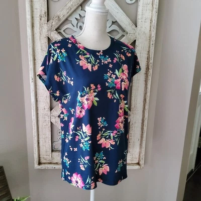 Camiseta Andrew Marc Floral Estampada Cuello Redondo Algodón Manga Corta Bolsillo en el Pecho Foto 1 de 4