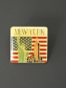 Vintage New York Flag With Skyscraper Enamel Pin - Picture 1 of 3