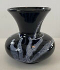 Rare poterie de montagne bleue émaillée noir et blanc bleuâtre années 1970 large base évasée