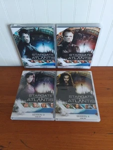 Stargate Atlantis - Staffel 1 2 3 & 4 DVD komplett 20 Discs Set NEUWERTIG Mama Papa Geschenk - Bild 1 von 11