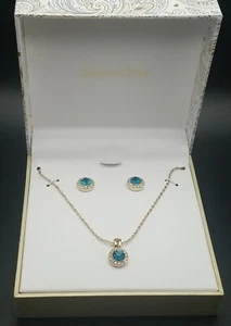 CHARTER CLUB PENDIENTES DE CRISTAL AZUL TONO DORADO, JUEGO DE COLLAR COLGANTE - NUEVO EN CAJA - JLY21 - Imagen 1 de 8
