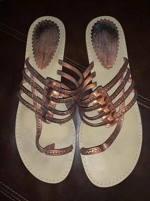 Sandalias planas JESSICA SIMPSON para mujer talla 8,5 con correa en el dedo del pie y tiras de cobre usadas en excelente estado Foto 1 de 4