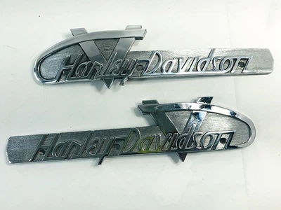 CONJUNTO DE EMBLEMA TANQUE PANHEAD HARLEY 55-56 FABRICANTE DE EQUIPAMENTO ORIGINAL (de 2) P/N: 61775-55 - Imagem 1 de 4