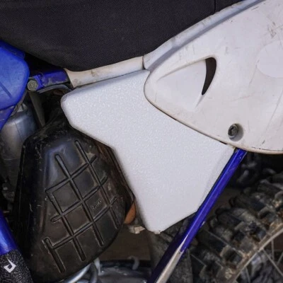 Protectores de caja de aire blancos Yamaha YZ250 1996-2001 Airbox Grip Tape Calcomanía YZ 250 Foto 1 de 4