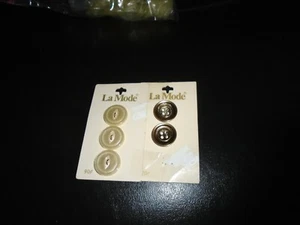 NOS VINTAGE LA MODE CARD OF 5 WHITE & GOLD 3/4" ROUND PLASTIC BUTTONS - Picture 1 of 1