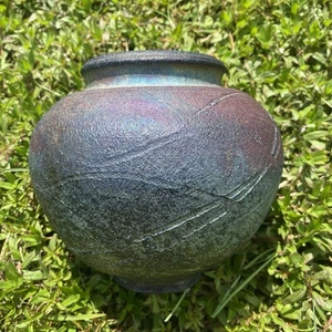 Vaso ceramica fine art a fuoco Raku vintage metallizzato iridescente viola verde blu - Foto 1 di 24