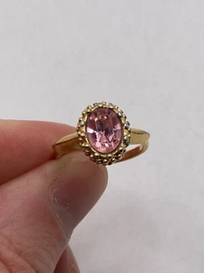 Anillo Vintage Rosa Corte Ovalado Piedra Sobre Tono Dorado (Talla 5) - Imagen 1 de 5