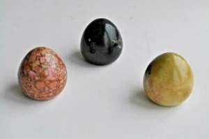 Lot de 3 presse papiers -pierre- marbre- XXème - Foto 1 di 3