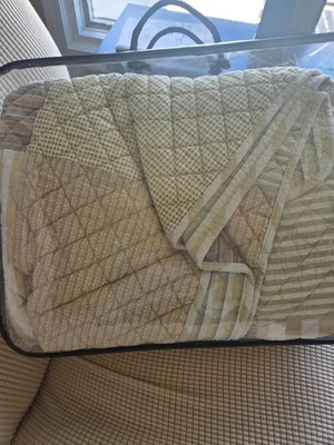 Queen Quilt With 2 Matching Shams - Image 1 of 2