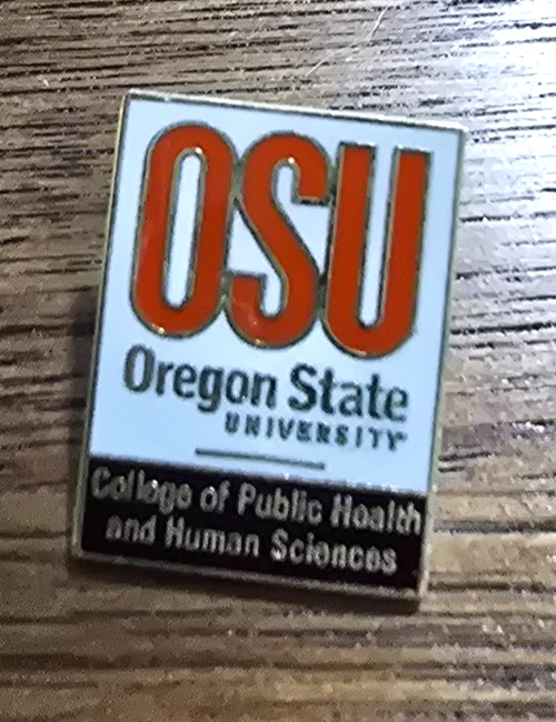 Prendedor de solapa de la Facultad de Salud Pública y Servicios Humanos OSU de la Universidad Estatal de Oregón Foto 1 de 1