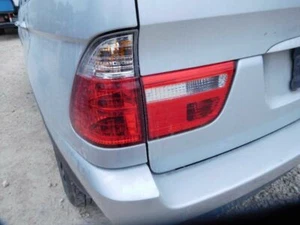 DRIVER L. TAIL LIGHT QUARTER PANEL MOUNTED W/CLEAR LENS FITS 00-03 BMW X5 70759 - Picture 1 of 4