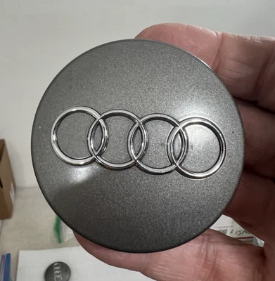 GENUINO OEM AUDI EMBLEMA TAPACUBOS CENTRAL RUEDA 8D0601170, 69mm (2-11/16") ancho Foto 1 de 2