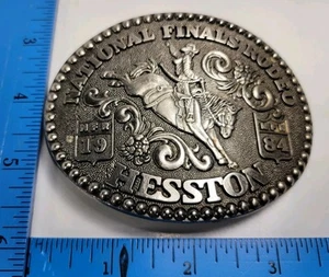 Hebilla de cinturón vintage 1984 Hesston NFR Finales Nacionales Rodeo tamaño adulto - Imagen 1 de 2