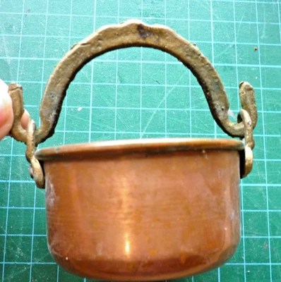 - PETIT CHAUDRON en CUIVRE - diam 7 cm h 3,5 cm ancien  TB - Photo 1/4