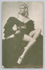 Bonita Dama Sexy Rubia Sentada Posando - Tarjeta Arcade De Colección - Imagen 1 de 2