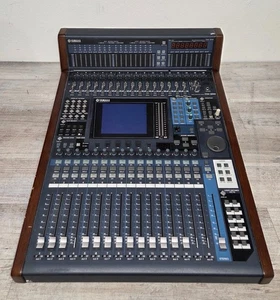 Consola de mezcla de audio digital Yamaha DM1000 con puente medidor - Imagen 1 de 13