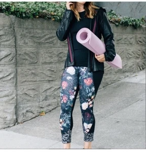 Athleta Black Floral Crop Leggings Small Relay 2.0 Orchid Stash Pocket Gym Yoga - Picture 1 of 12