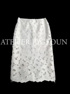 NUEVO CON ETIQUETAS H&M Falda Midi Satinada con Ojales Bordados Blanca Talla 0 2 4 6 8 10 12 14 16 18 Foto 1 de 4