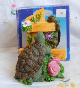 LINCOLNSHIRE POLYRESIN SCHILDKRÖTEN MIT EINER ZAUNFIGUR - Bild 1 von 6