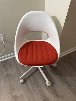 Silla giratoria Ikea Lobergt Malskar con cojín de asiento Pynten rojo Foto 1 de 4