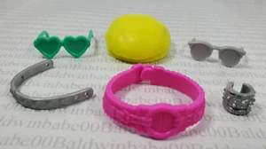 6D (C) ~ 11,5" MODEPUPPE ZUBEHÖR SET SONNENBRILLE HUT GÜRTEL STIRNBAND ARMBAND - Bild 1 von 3