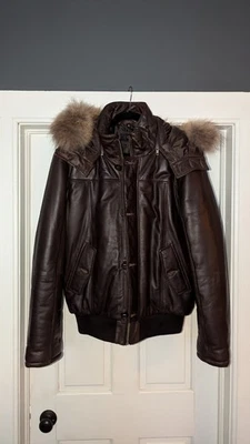 Bombardero de piel de cordero Jakewood para hombre capucha de lujo con ribete de piel mediana Foto 1 de 4