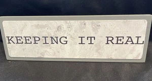 Wood Desk Message Plate “ Keeping It Real” - Bild 1 von 5