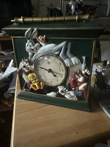 Vintage 1996 Warner Bros Looney Tunes Mantel Tischuhr funktioniert Daffy Tweety - Bild 1 von 4